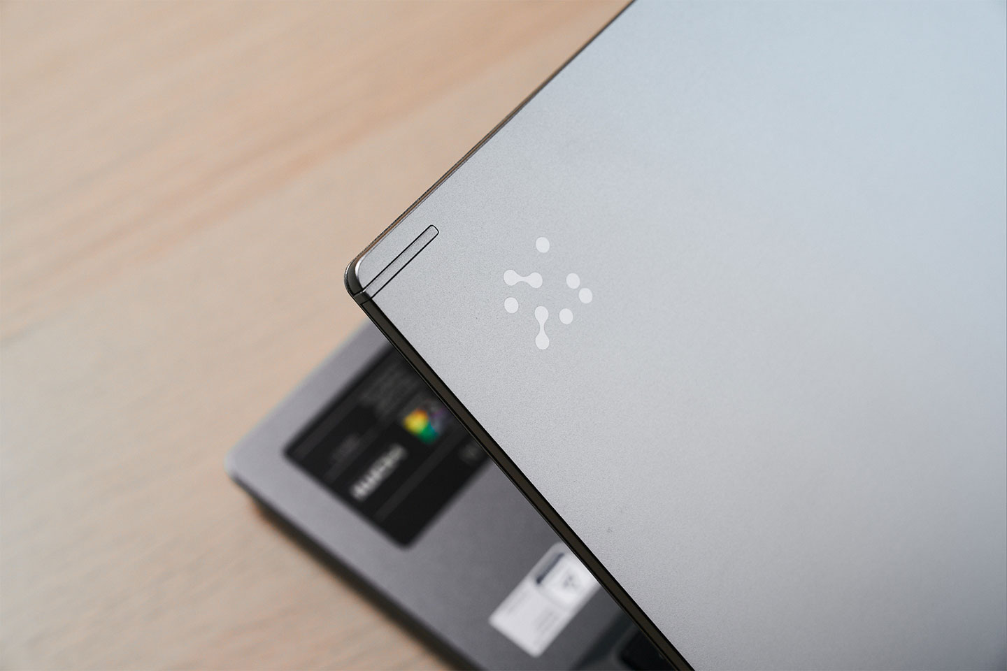 上蓋左上角則印有專屬於 Acer AI PC 系列的獨特標誌，進一步突顯產品的 AI 定位與識別性。