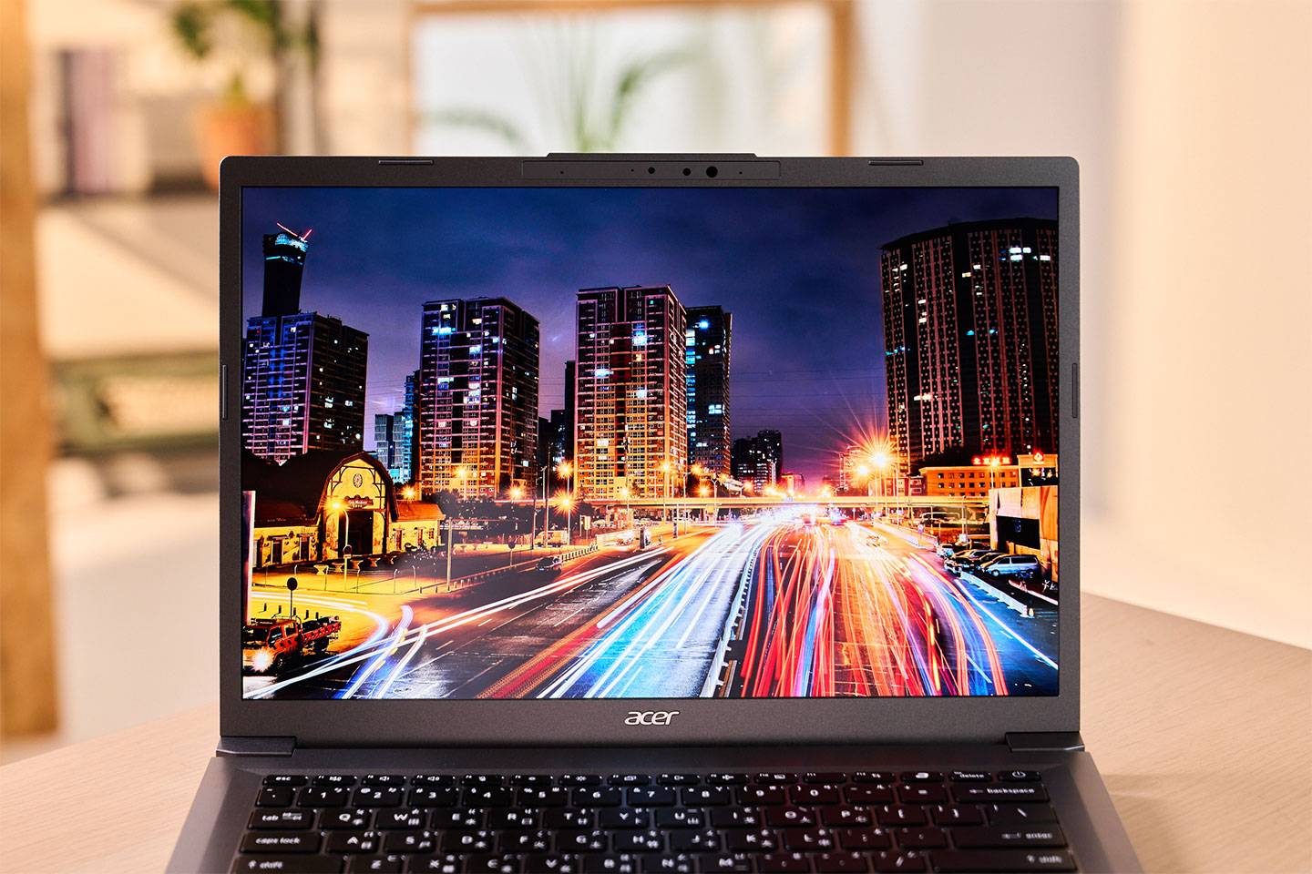 Aspire 14 AI 的螢幕通過 VESA DisplayHDR True Black 500 認證，展現具一定水準的對比度，讓畫面中極端反差的細節依然清晰可見，色彩飽和度也讓人印象深刻。