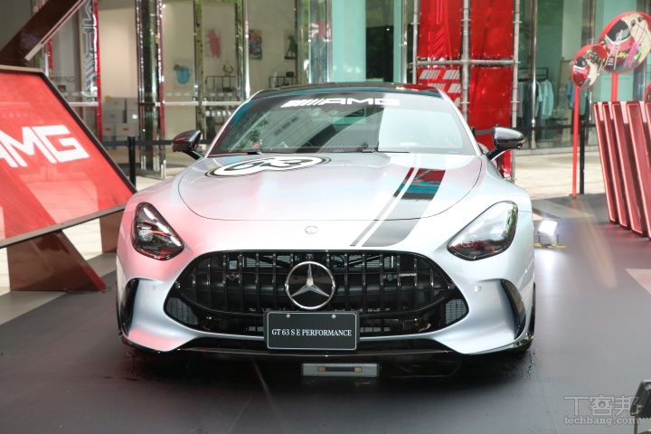 現場也展示了 Mercedea-AMG CLE 53 Cabriolet 4MATIC+ 雙門敞篷跑車。