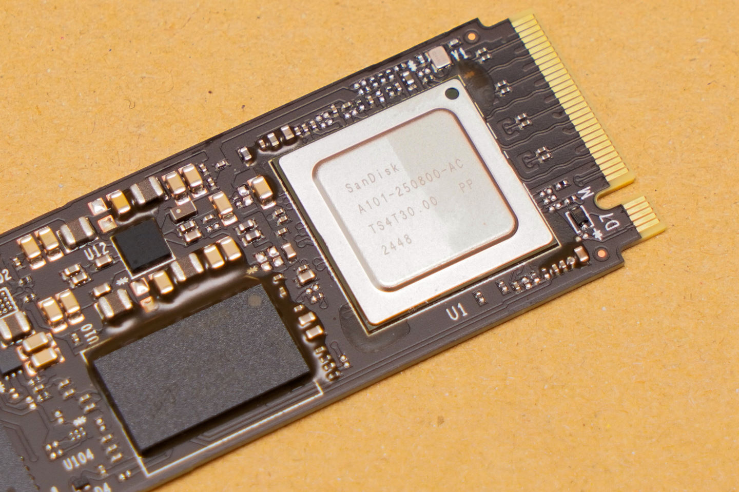 將標籤撕下後，可以看到控制器為A101-250800-AC，據悉為客製化的SMI SM2508。