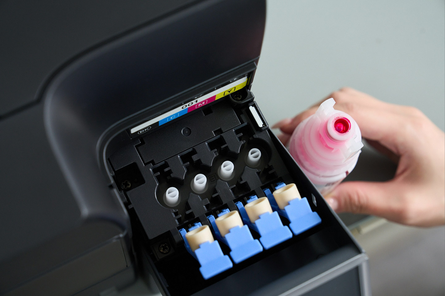 Epson 原廠連續供墨系統擁有獨家的墨水瓶防呆設計，每一色墨水瓶口皆為專屬造型，僅能對應正確顏色的墨水槽，避免誤插或加錯墨的情況發生。