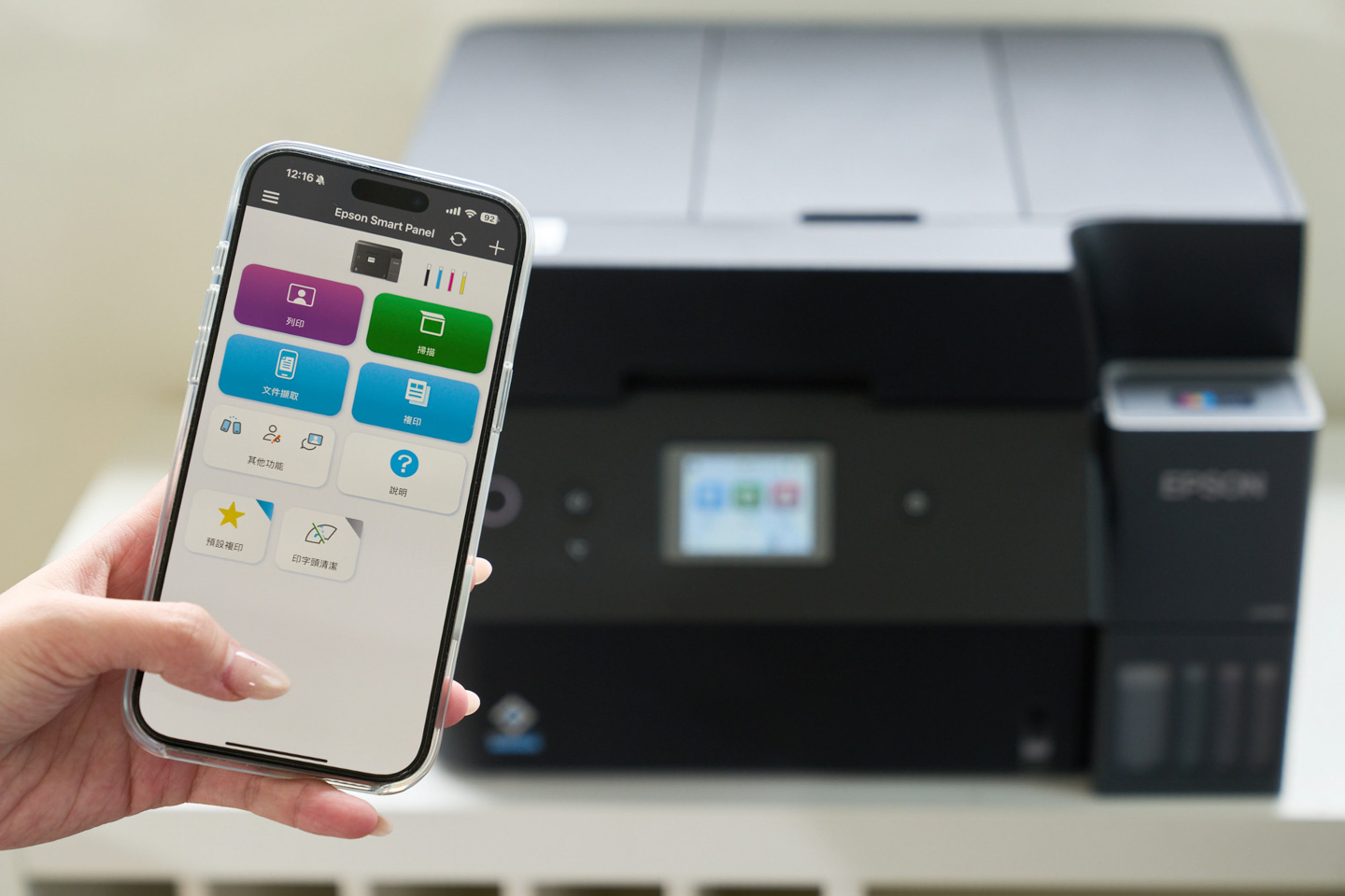 透過手機端的 Smart Panel APP 即可透過無線連結，完整操控 Epson L6390 的所有功能，實現便捷的遠端管理與操作。