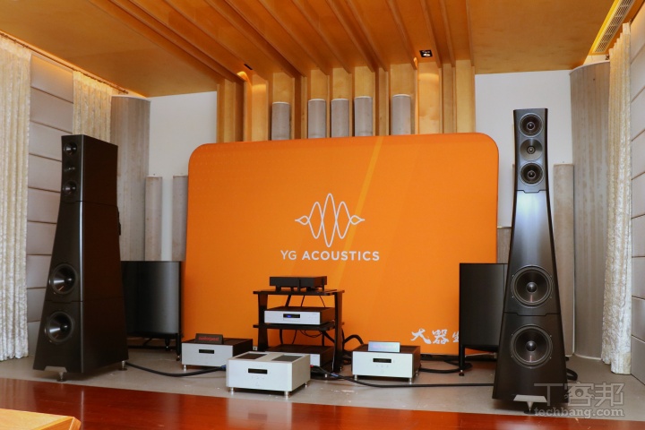 大器國際的試聽間展示著一對來自美國的 YG Acoustics Sonja 3.3 旗艦系列進階款落地式喇叭，延續品牌一貫的精密製造精神與「全鋁箱體 + CNC 切削工藝」美學，將聲學性能推向極致。