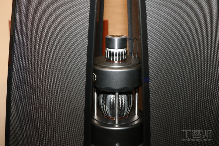 MBL 101E MK2 在單體設計上可謂展現驚人的工藝與創新，其高音與中音單體所使用的「振膜」，是以碳纖維手工打造，每一條碳纖維不僅精細製作，表面更鍍上抗共振薄膜，以提升聲音的穩定性與解析度。光是高音單體，就使用了多達 24 條碳纖維推條，堪稱繁複極致。