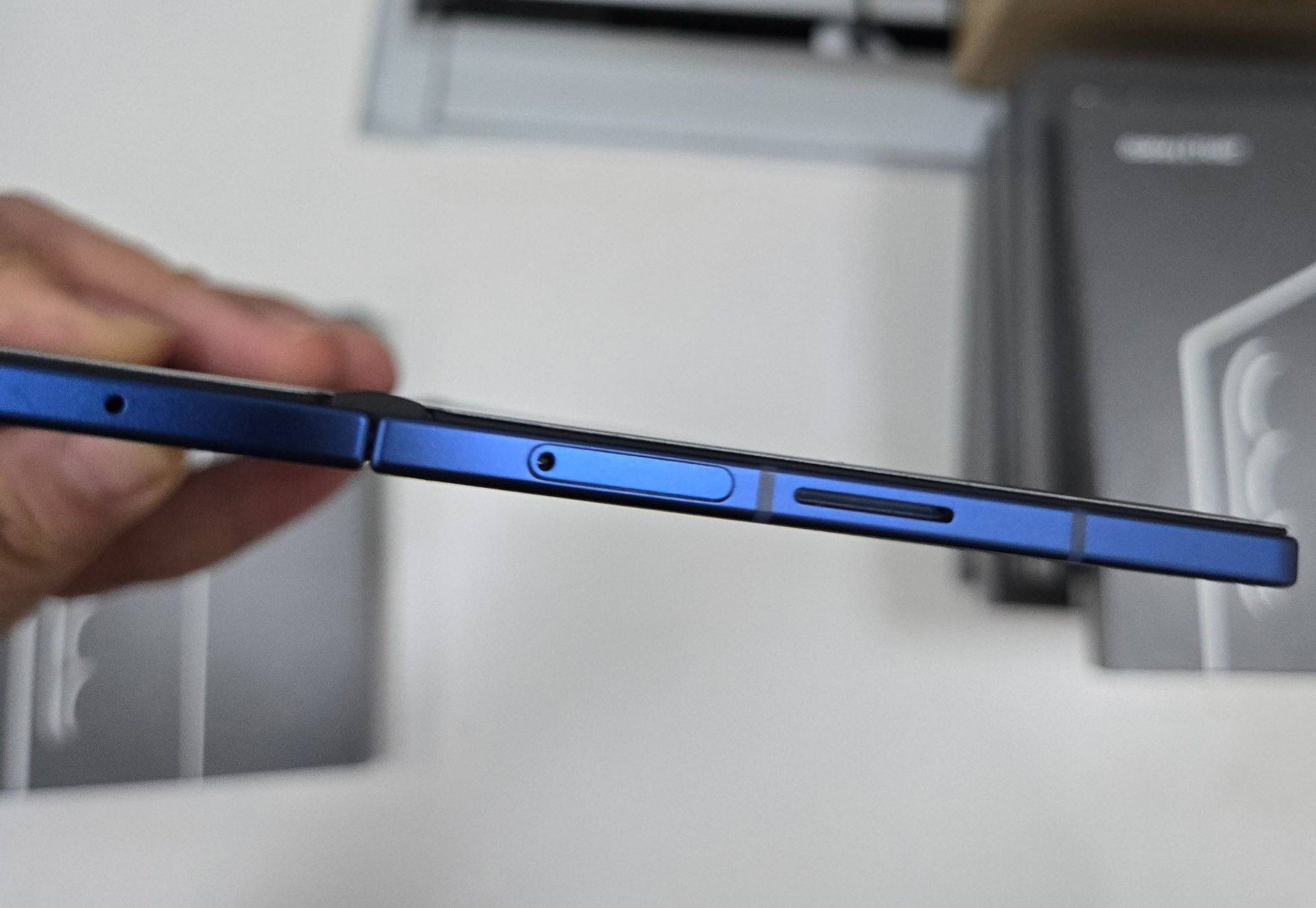 Galaxy Z Fold7 真機照流出：深藍磨砂背蓋、超薄中框驚艷亮相
