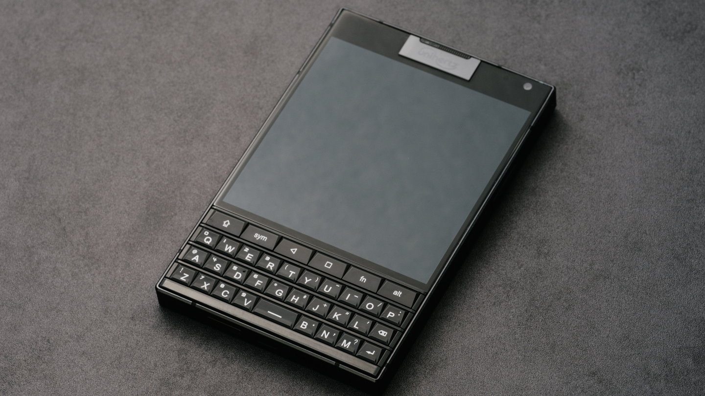 Unihertz Titan 2的外觀與BlackBerry黑莓機相似，具有QWERTY實體鍵盤。