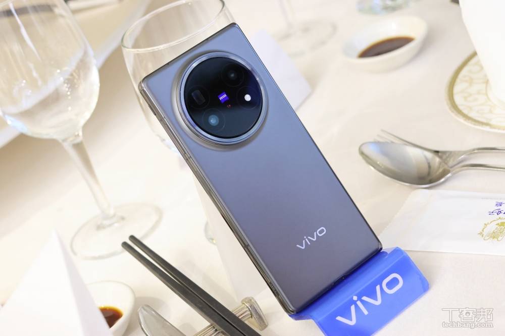 vivo X Fold5 超薄摺疊手機登台，預先登記加送螢幕意外保固