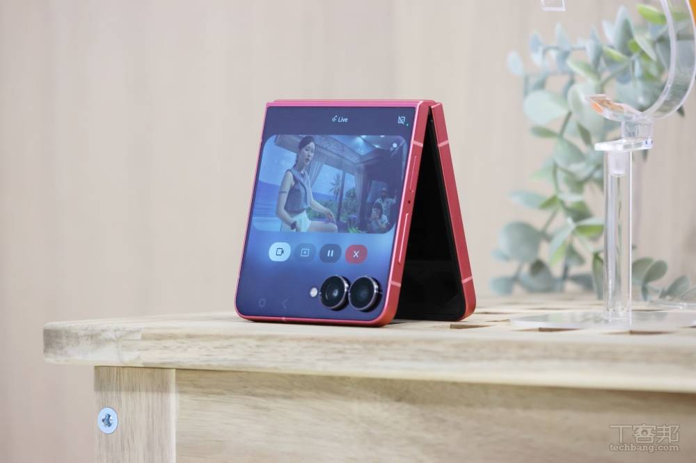 三星小摺疊機 Galaxy Z Flip7 登場，滿版 4.1 吋封面螢幕