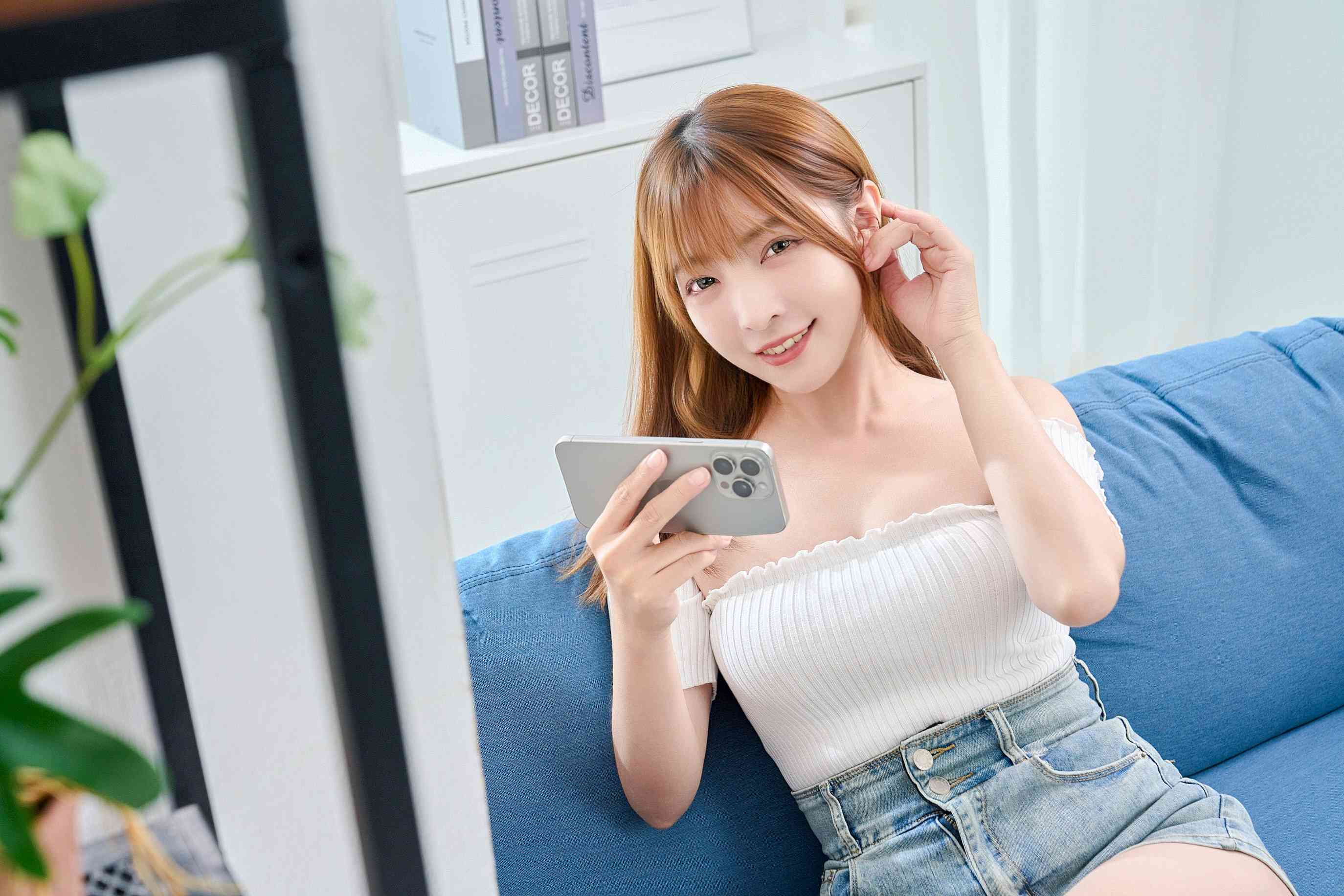 只要在手機或平板裝上 DeskIn App 就可遠端遙控，快速解決問題。