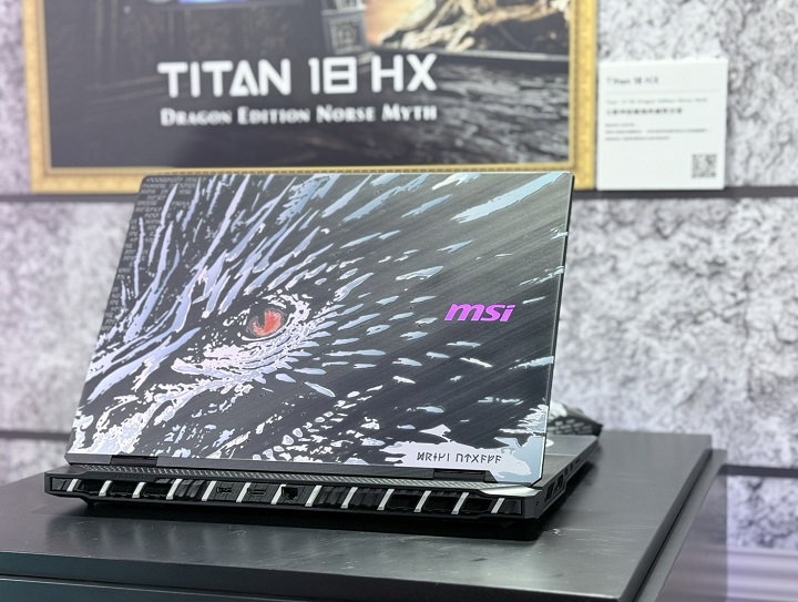 MSI Titan 18 HX 北歐神話典藏版，結合北歐神話圖騰與 270W 極致效能，搭載18 吋 4K Mini LED 螢幕，展現硬派風格。