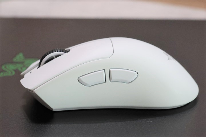 Razer DeathAdder V4 Pro 的外型與前代差異不大，最顯著的不同該是側鍵改為分離式設計，可有效降低激烈遊戲時的誤觸機率。