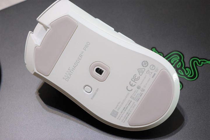 Razer DeathAdder V4 Pro 的底部改為更大尺寸的 PTFE 滑鼠腳，則帶來更順暢的滑動體驗。