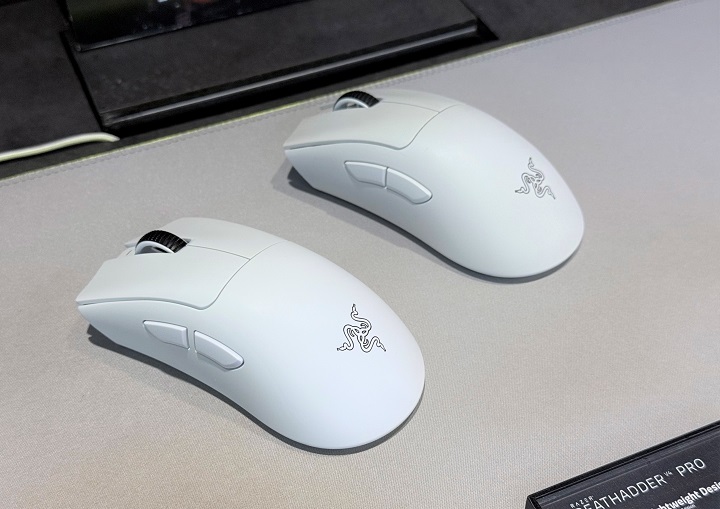 DeathAdder V4 Pro（下）與前一代 DeathAdder V3 Pro（上）相比，並沒有太顯著的差異。
