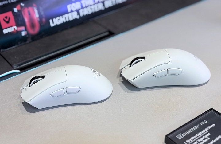 DeathAdder V4 Pro（左）側鍵為分離式側鍵設計，前代 DeathAdder V3 Pro（右）則是相連的設計。