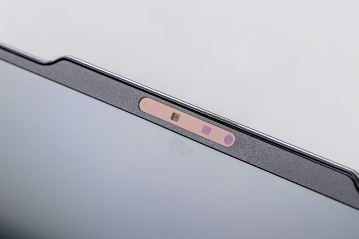 螢幕上方的 Communication bar，內建 800 萬畫素 FHD 鏡頭與紅外線 IR，並新增 TOF 感測器，能加速 Windows Hello 臉部辨識速度。