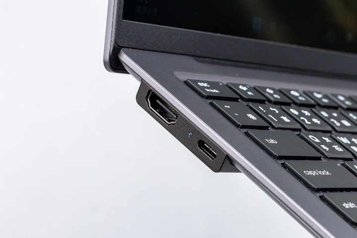 機身左側則有 HDMI 2.1 及 Thunderbolt 4 埠。