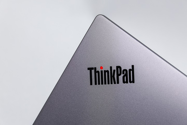 在機身上蓋也可以看到「ThinkPad」標誌，以及上方的小紅點。