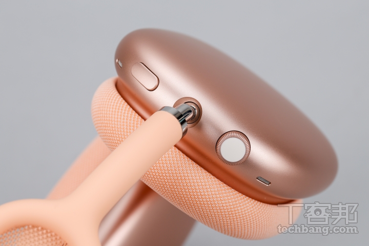 實體按鍵右耳罩頂部配有數位旋鈕可調整音量、播放 / 暫停、接 / 掛電話、呼叫 Siri，以及可控制降噪 / 通透功能的快速切換按鈕。