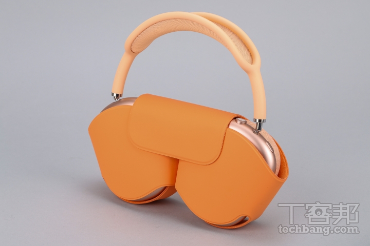聰穎耳機套AirPods Max 的聰穎耳機套採磁吸方式收緊耳機，收入後會立即進入低耗電模式，要注意的是，頭帶處缺乏包覆保護，需小心被尖銳異物勾破。