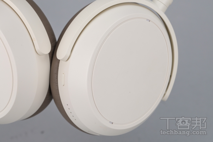 全觸控式操作這代捨棄傳統實體按鍵，採用全觸控式操作，透過簡單手勢即可播放、暫停、音量調整、曲目切換，甚至啟動語音助理。