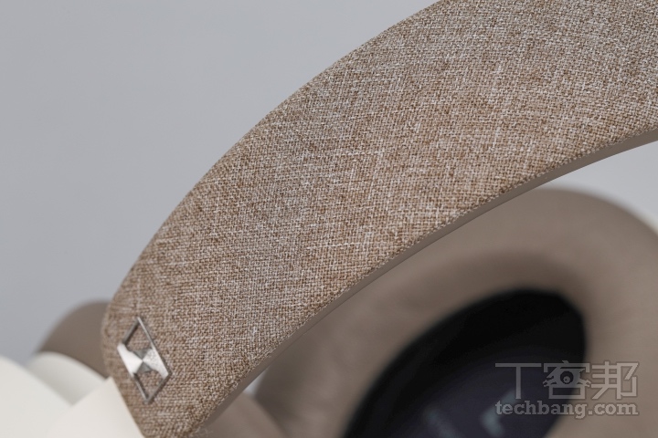 織布頭帶整機為平放設計無法收折，耳機頭帶採編織布材包覆，質感更上一層，搭配上可調節長度的關節與親膚材質厚耳墊，佩戴感良好。