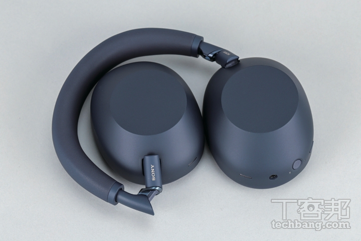 可折疊設計這一代回歸可折疊機構設計，轉軸處更使用精密處理的金屬製成，提升整體耐用性和穩固度。