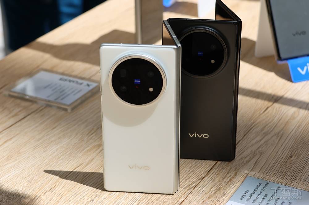 vivo X Fold 5 提供鈦灰和羽白兩種顏色。