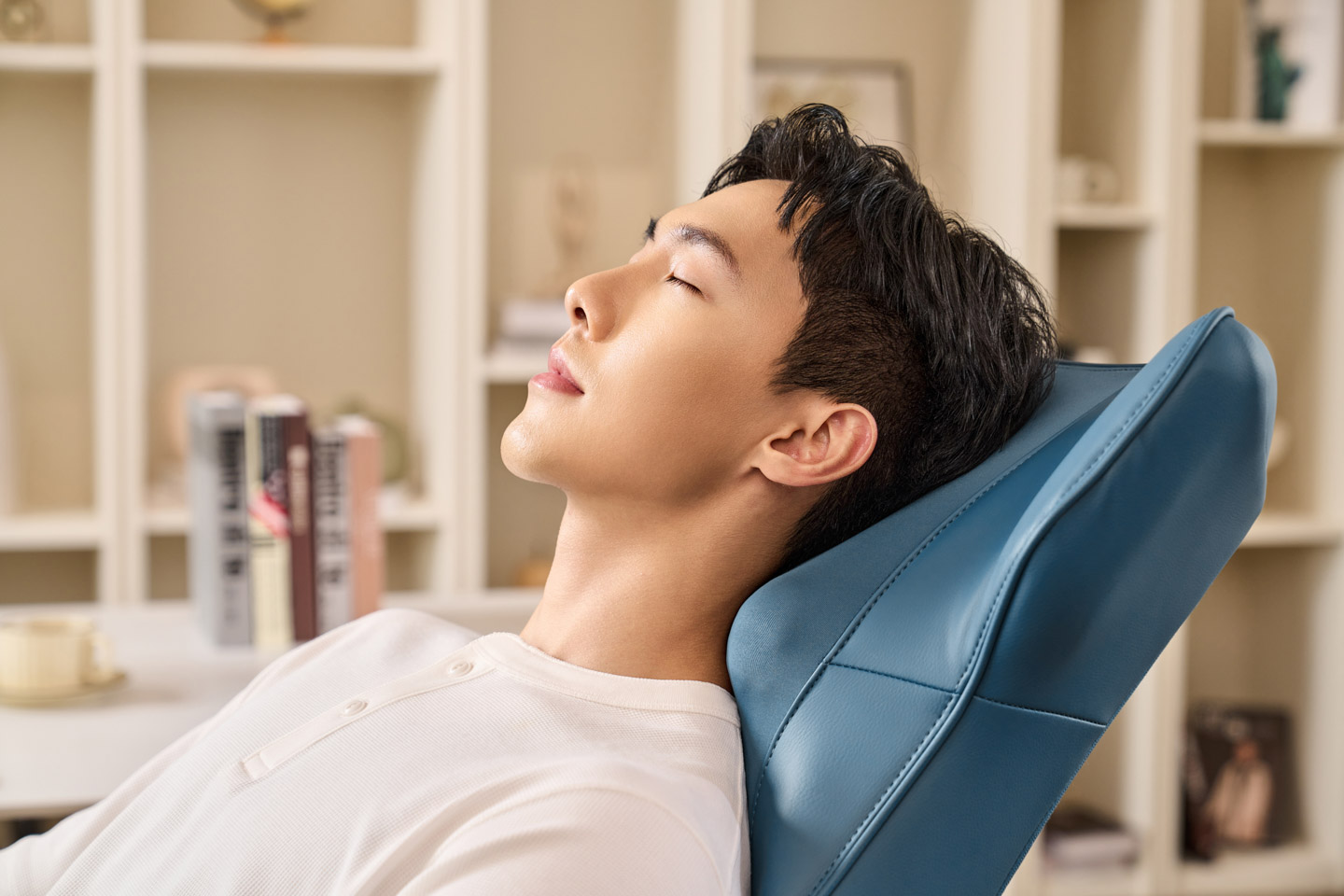 把頭枕拿起來就可以體驗到 OSIM 按摩科技的厲害，按摩肩膀真的很到位，T 編身為肩頸超緊繃者，力推一定要體驗 OSIM 的肩頸按摩，非常舒服！