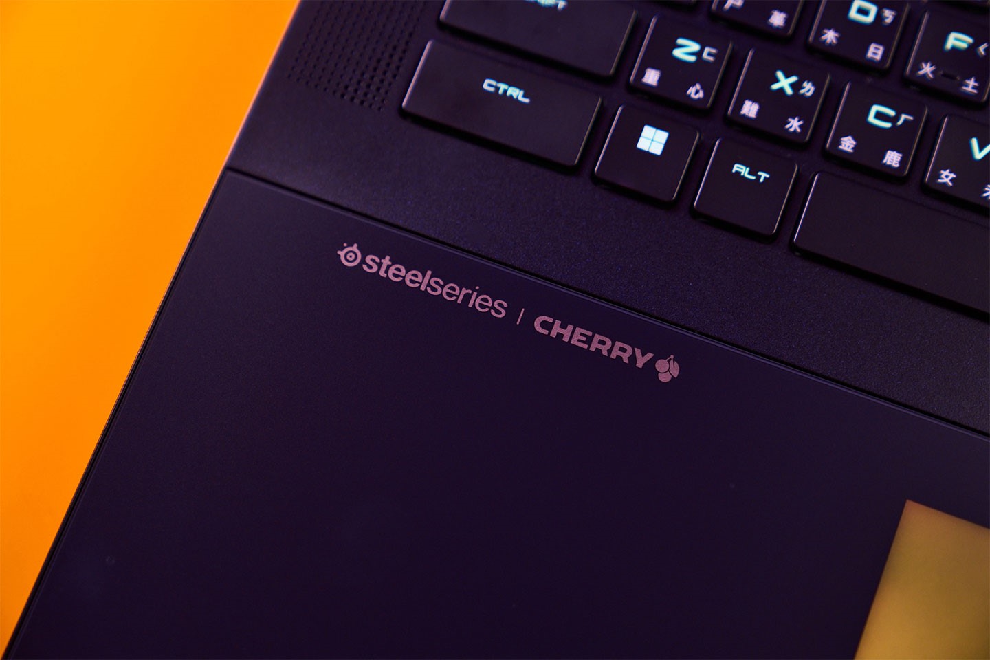 鍵盤採用德國知名品牌 Cherry 專為筆電打造的 Cherry MX Ultra Low Profile 機械軸，具備卓越的敲擊手感與精準回饋。