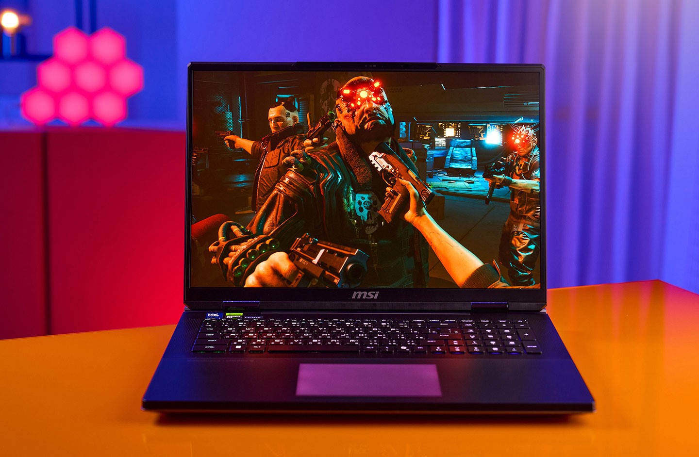 《電馭叛客 2077》是市面上首款支援 DLSS 4 的遊戲，啟動畫格生成後可自由選擇 2x、3x 或 4x 畫格生成模式。隨著越來越多遊戲陸續支援 DLSS 4 技術，將能進一步發揮 NVIDIA GeForce RTX 50 系列 GPU 的強大效能。