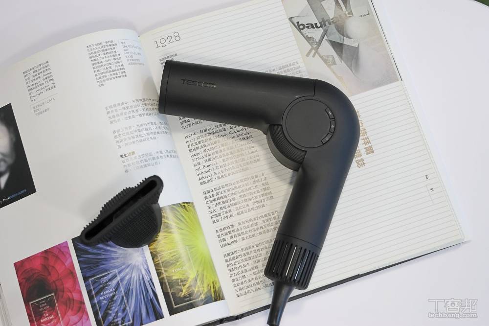 行李箱裡的常駐班底!Tescom 國際自動變壓摺疊吹風機 TD860TW 實測 | T客邦