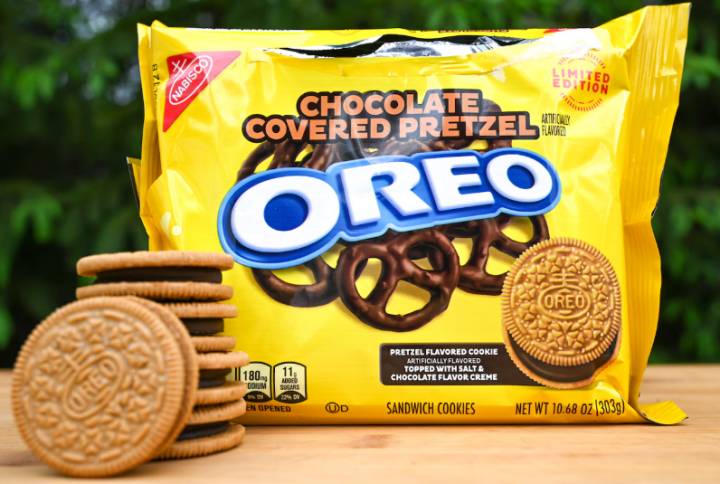 OREO 今年四月在美國等國家剛上市由 AI 研發的「巧克力蝴蝶椒鹽脆餅」新口味。(圖片來源：MASS LIVE)