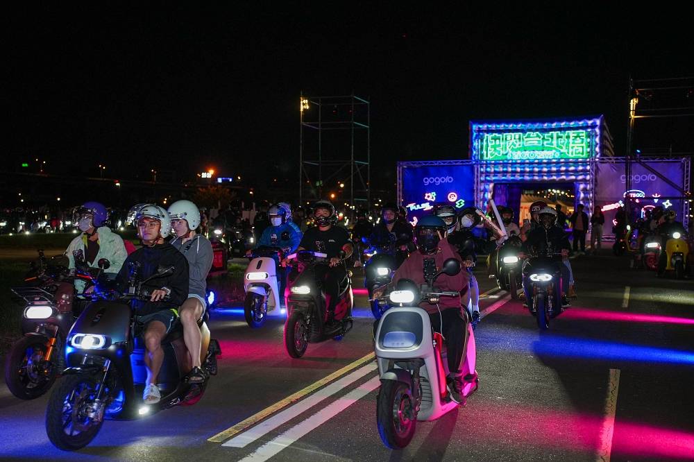 Gogoro 十週年「百 GO 夜行」首度南下高雄，攜手在地文化打造電車夜騎盛典