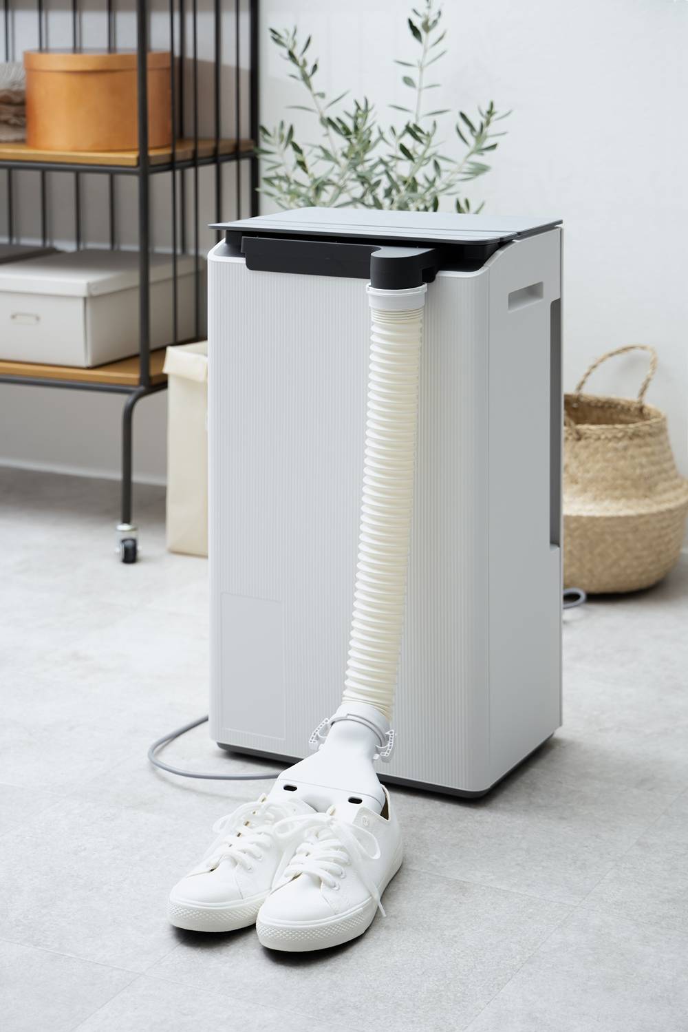 SHARP 推出乾淨方雙氣流美型除濕機，結合除濕、淨化與衣物乾燥功能