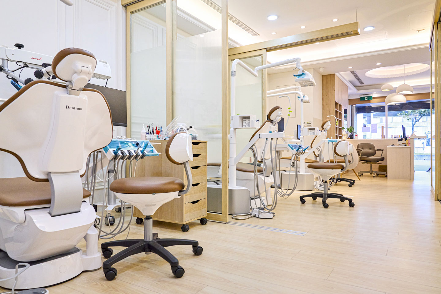 傳統桌機會佔去寶貴的診療空間，也不易與診所的裝潢風格相容，這正是「MSI Cubi NUC AI 系列」迷你主機能切入營業場所市場的優勢。