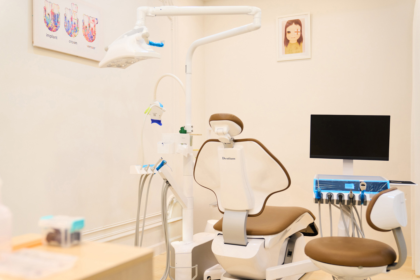 傳統牙醫診所總給人冰冷、充滿金屬感的不良印象，但沐澄美學牙醫希望打造一個讓人放鬆、沒有壓迫感的空間。