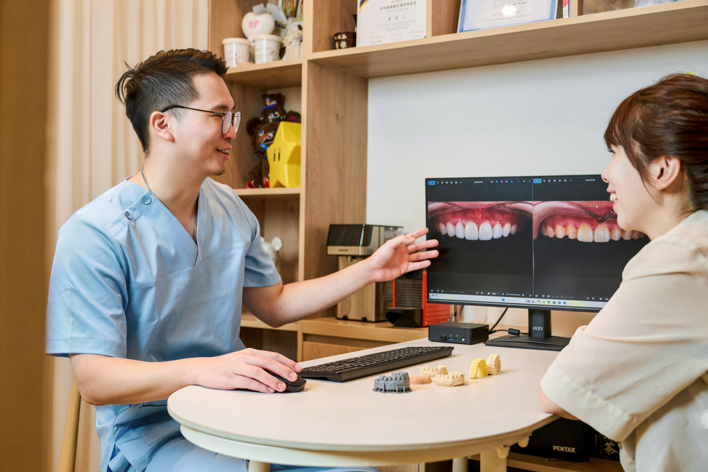 診所日常的營運流程，從病歷資料的查閱、X 光片的顯示，到更進階的 3D 影像處理與數位微笑設計，都仰賴電腦的即時反應。