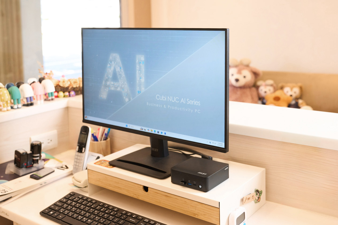 即使將 MSI Cubi NUC AI 直接安置在櫃檯處也不會佔據太多空間。