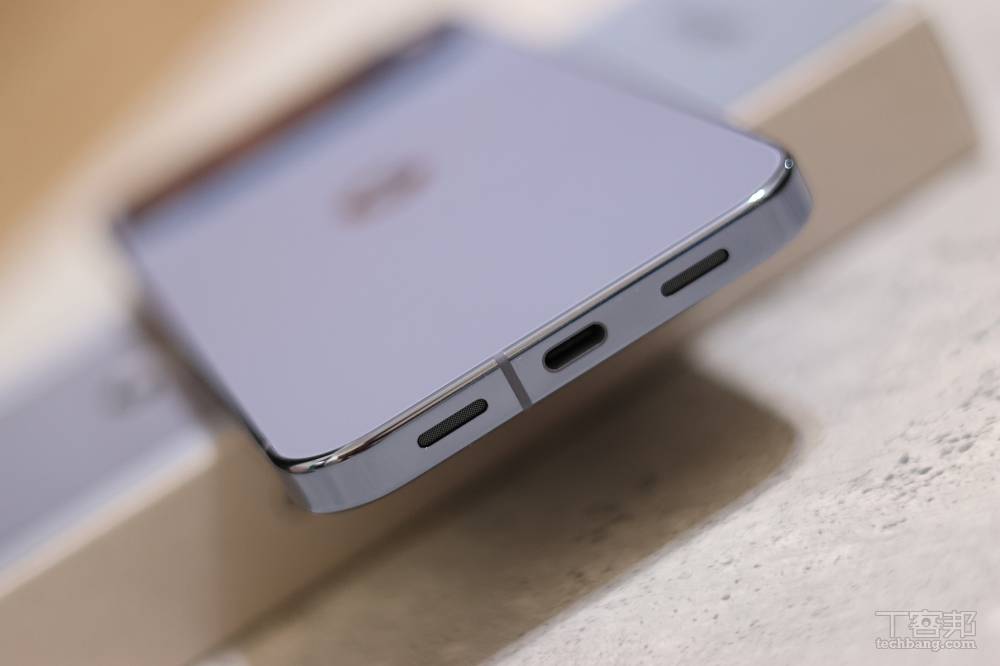 底部有麥克風、喇叭、USB-C。
