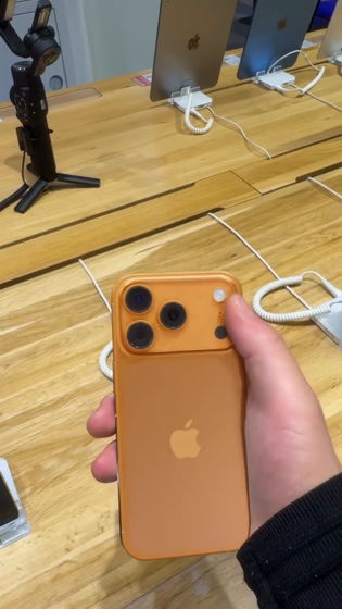 iPhone 17 沒驚喜？網友拍攝 iPhone 17 Pro 偽實測影片，「鏡頭模組翻轉」功能比真機還精彩