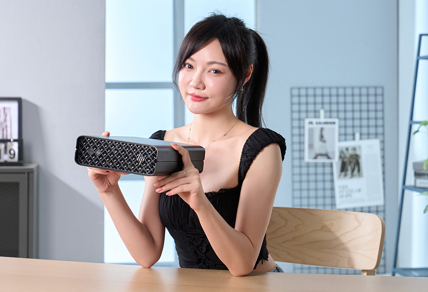 HP Z2 Mini G1i 打破了高效能桌機就一定又大又重的定律，空間更能靈活運用。