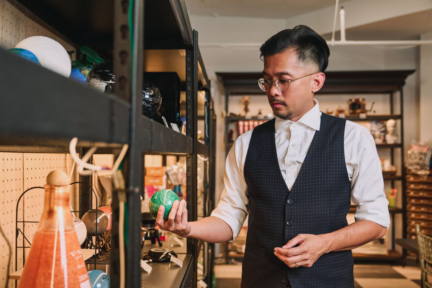 從穿著到整體造型，林厚進流露出對品味的敏銳度，而他腦中的奇思妙想，也化作一件件富有故事感的科學產品。