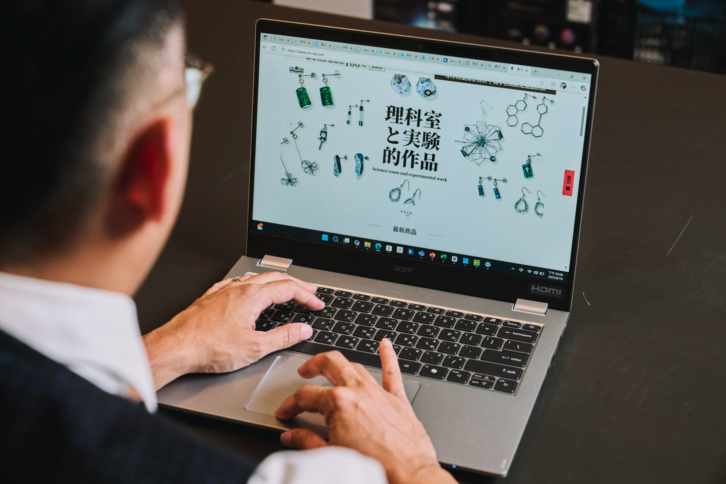 搭載 Intel® Core™ Ultra 系列處理器的 TravelMate P4 14 除了運算效能出眾，更內建 NPU 可為 AI 應用提供加速優化的體驗。