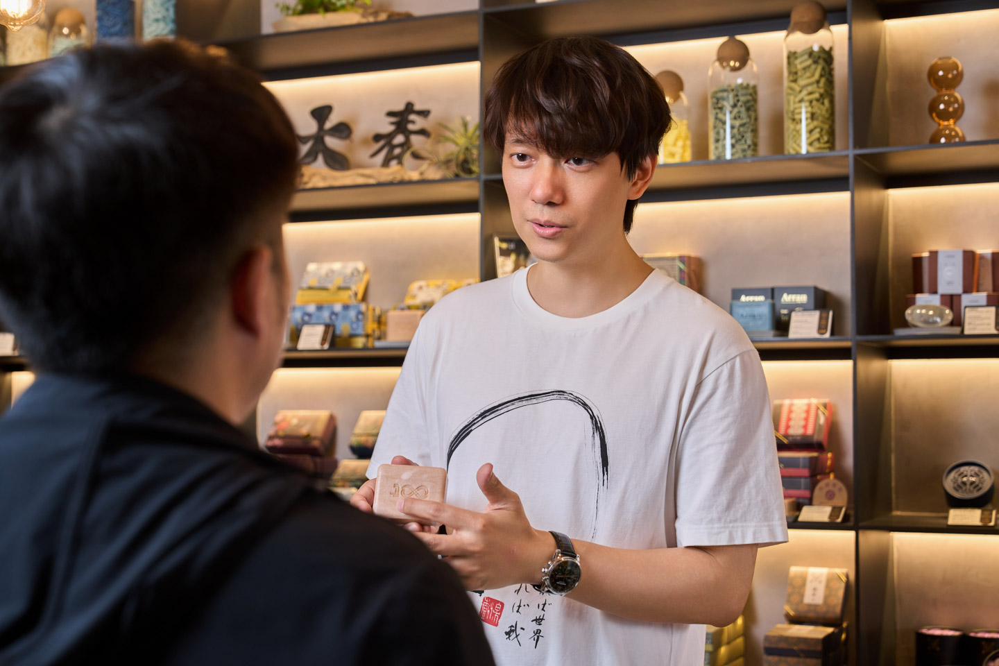 李國榮身為大春煉皂第三代傳承人，不僅肩負延續品牌百年歷史的使命，更透過設計思維，將品牌故事融入產品。他將環保理念與人文精神巧妙結合，轉化為具時代感與社會價值的產品特色，讓大春煉皂在傳承工藝之外，也展現出符合現代消費者期待的全新風貌。