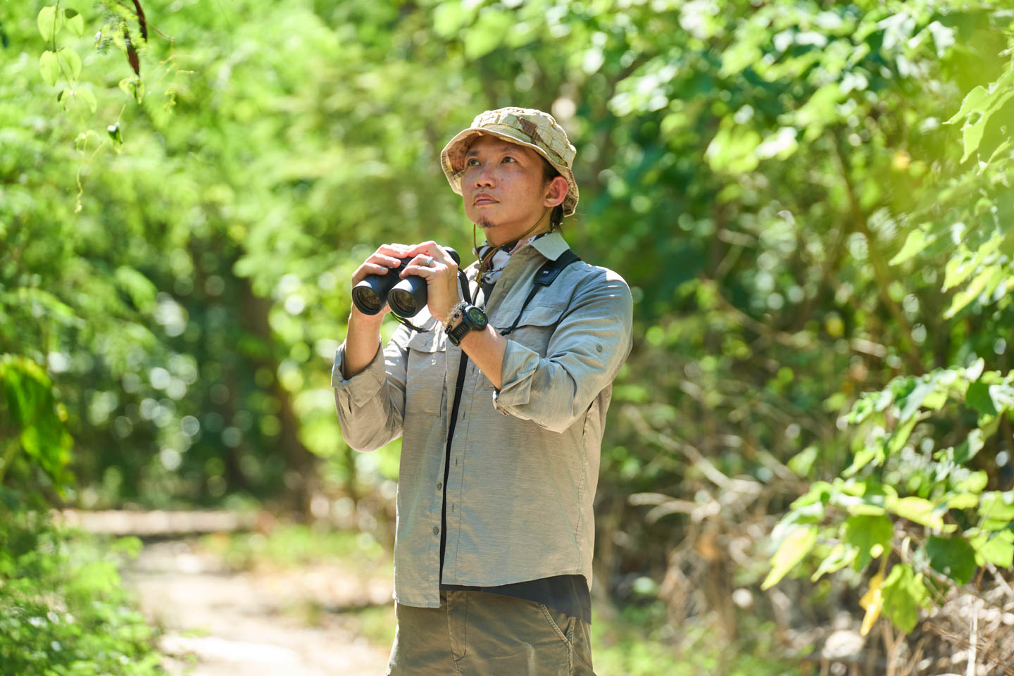 在蘇亮宇眼中，雙筒望遠鏡是一種更貼近自然的觀看方式，比起相機 + 長焦鏡頭，它所呈現的畫面更立體、更有空間感，加上重量輕巧，即使長時間在山林間移動或駐足也更自在一些。