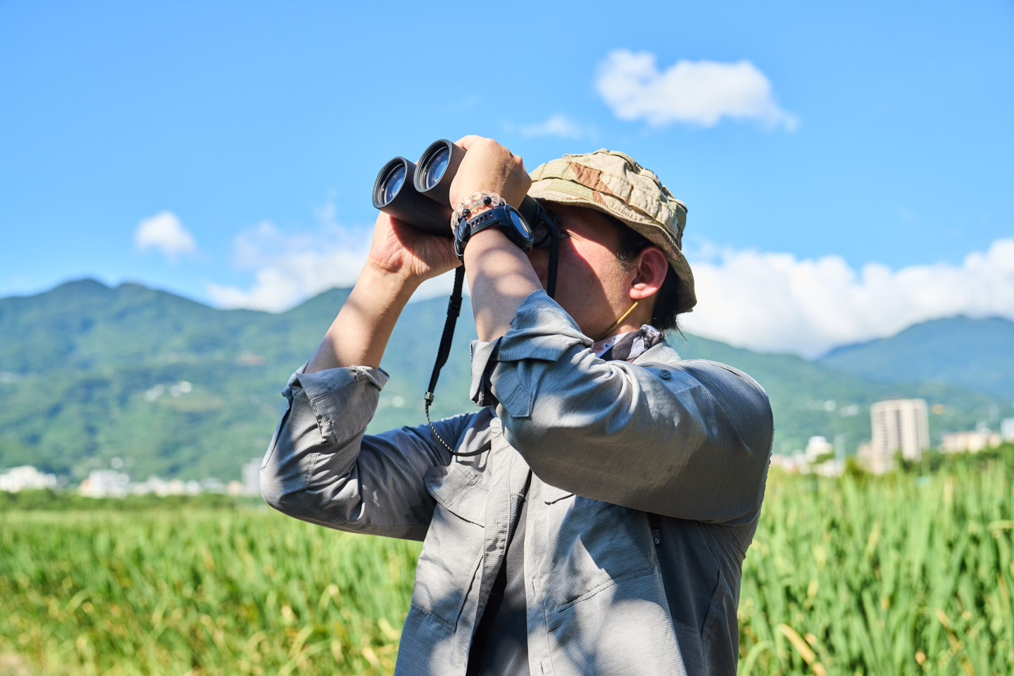 蘇亮宇直言 ZEISS SFL 50 系列的最大特色在於突破了傳統 50mm 望遠鏡的重量限制。雖具備大口徑設計，卻比同級產品輕巧許多，在享受大而明亮視野的同時，也能兼顧便攜性。
