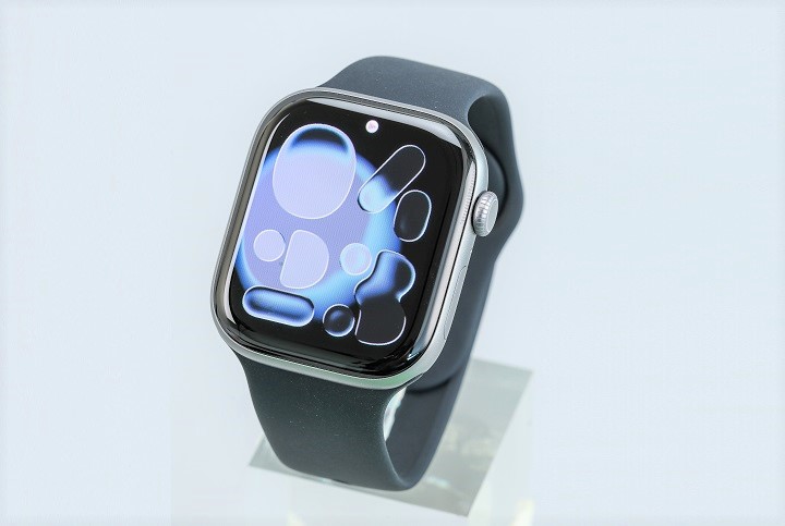 Apple Watch Series 11 的外型及尺寸延續 Watch Series 10 系列，此款太空灰色是去年 Apple Watch Series 10 沒有的顏色。