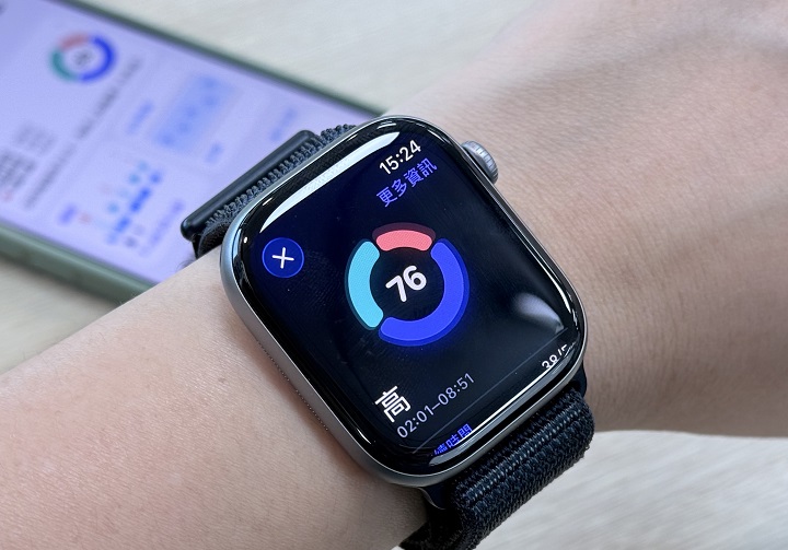 Apple 在今年推出「睡眠分數」功能，是透過多重感測器追蹤心率、體溫、血氧濃度與呼吸頻率等生理數據，深入分析睡眠時長、規律性與各階段比例，最終以量化分數呈現睡眠品質。