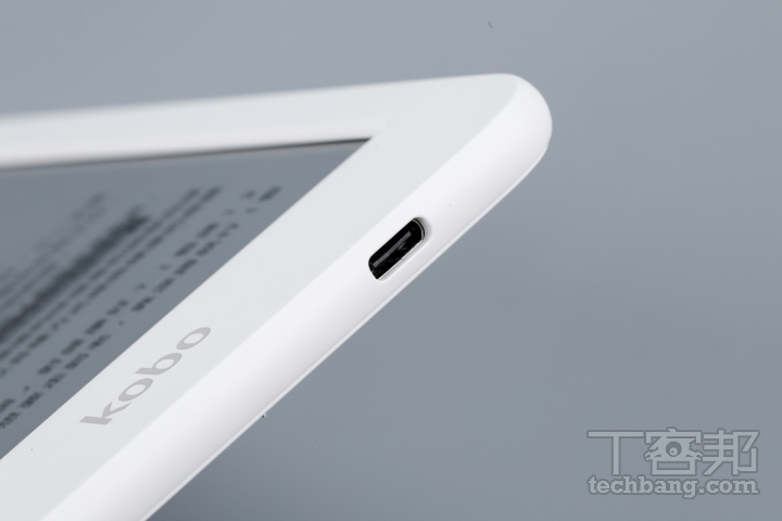 Type-C 傳輸充電埠機身底部配置 Type-C 埠，可作為充電和傳輸資料使用。