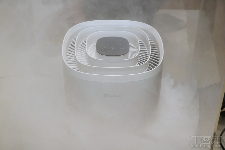 現場實測在狹小密閉環境灌滿煙霧並啟動最高淨化級數，僅短短數秒即將有害氣體轉換成乾淨空氣，而且過程中十分安靜，沒有吵雜擾人的運作聲。